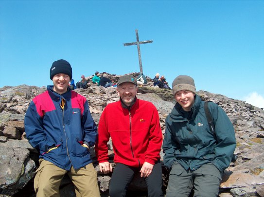 Ik (links), mijn vader en broer op Carrauntoohil, de hoogste berg van Ierland